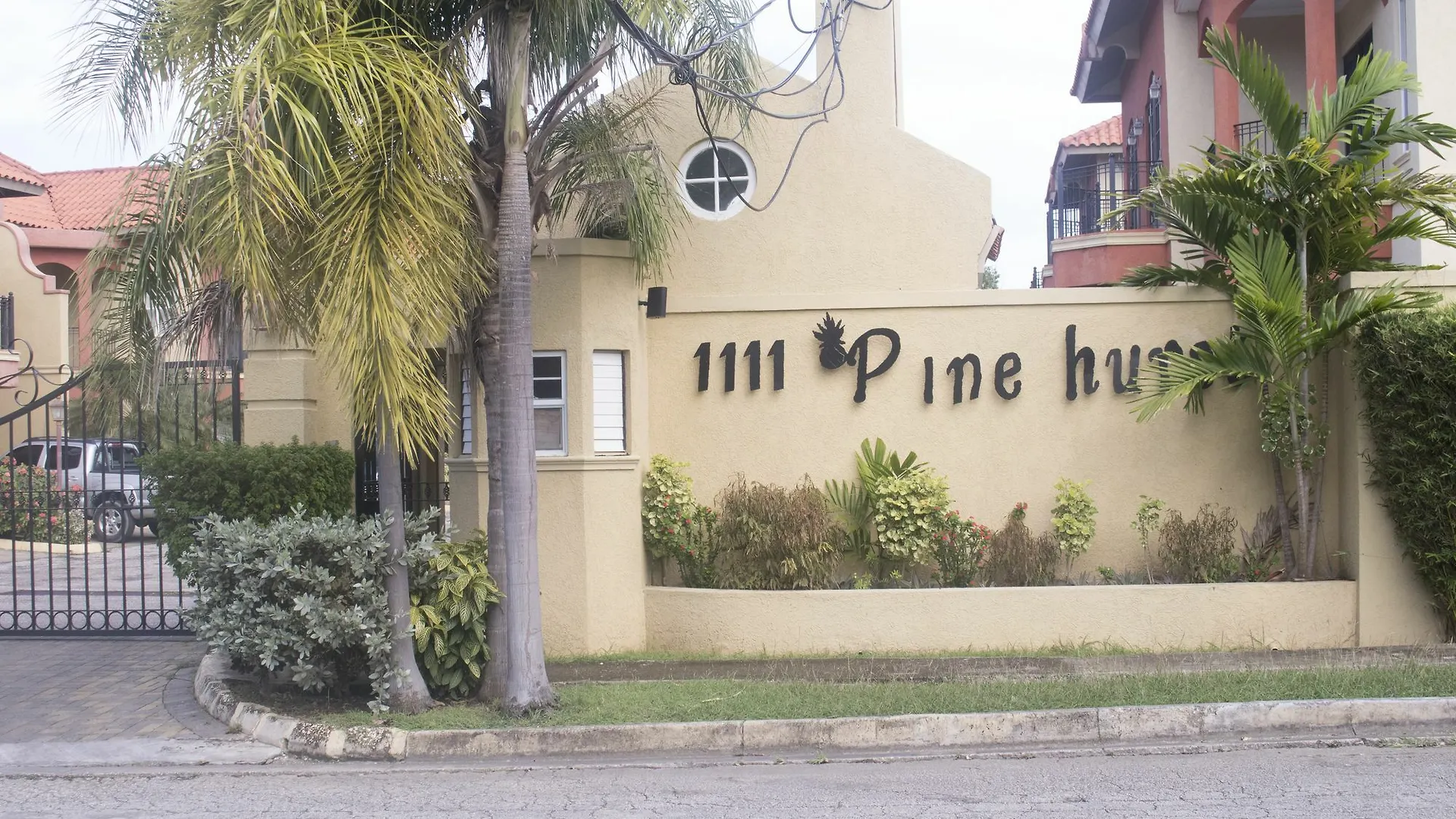 Lejlighed Pine Hurst Suites Montego Bay